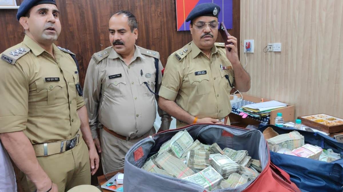 Rampur News Hawala Business : रामपुर में कार से पकड़े गए दो करोड़ रुपये के साथ पुलिस अधिकारी।