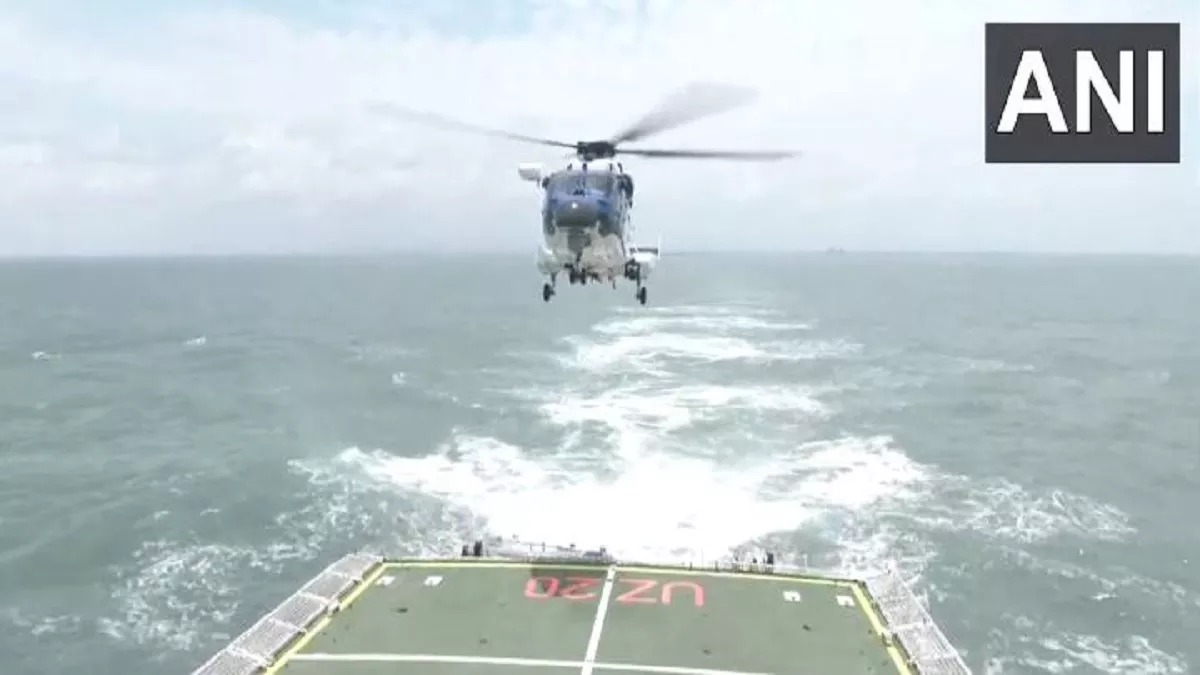 VIDEO: भारतीय तटरक्षक प्रमुख वीएस पठानिया ने उड़ाया स्वदेशी एएलएच मार्क 3 हेलीकाप्टर, अरब सागर में युद्धपोत पर कराया लैंड