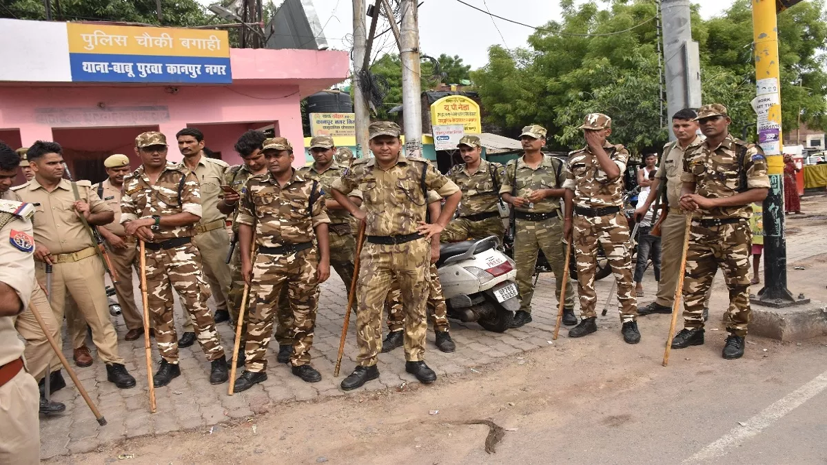 उदयपुर घटना के बाद कानपुर में पुलिस ने संभाला मोर्चा, संवेदनशील और अतिसंवेदनशील इलाकों में की गश्त