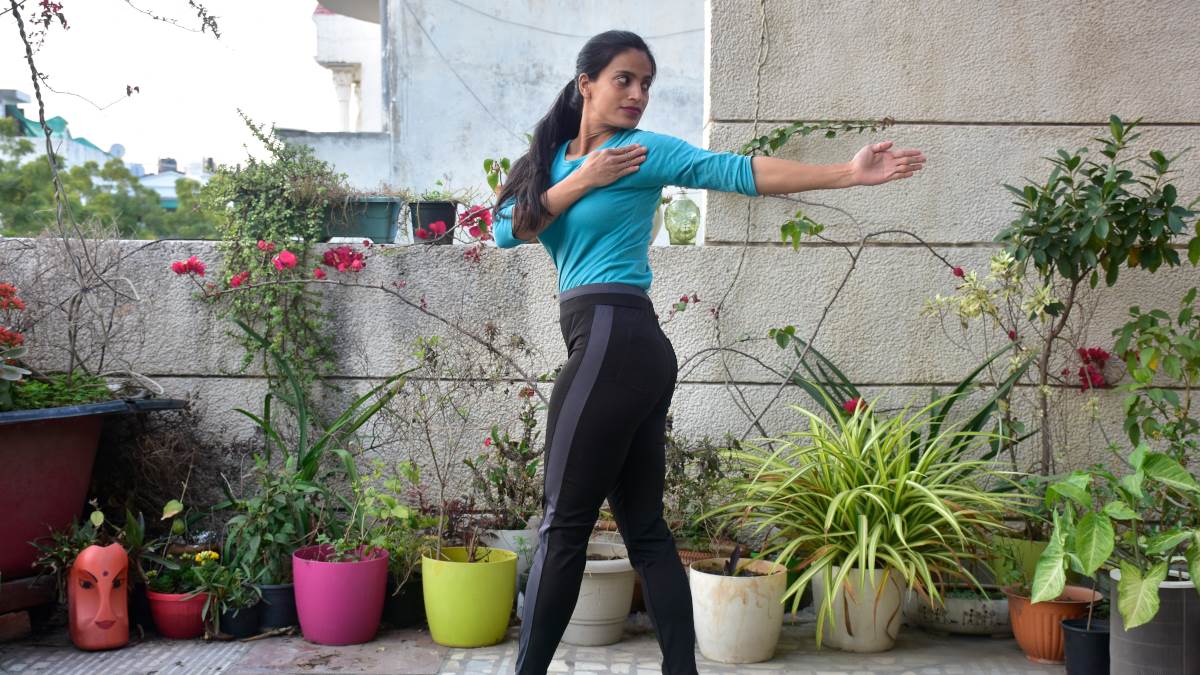 Kati Chakrasana Benefits गर्दन, कंधों की अकड़न दूर कर कमर को लचीला