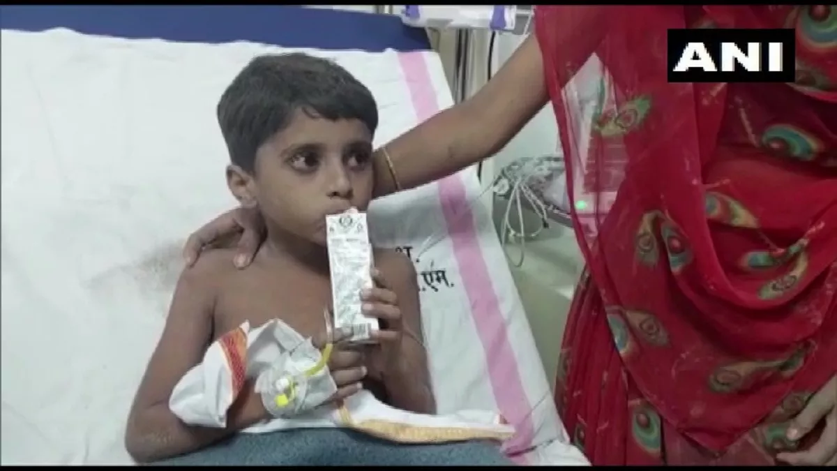 Madhya Pradesh: छतरपुर में 30 फीट गहरे बोरवेल में गिरे पांच साल के दीपेंद्र को बचाया गया सुरक्षित, इलाज के लिए अस्पताल में भर्ती