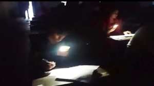Bihar News: एग्जाम के समय बत्ती हुई गुल, तो प्रतिबंधित फोन की रोशनी बनी सहारा, स्नातक के छात्रों ने ऐसे दी परीक्षा