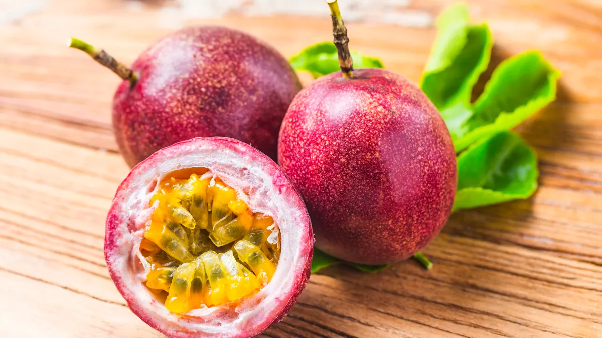 Passion Fruit Benefits: डायबिटीज़ मरीजों को जरूर करना चाहिए इस फल का सेवन, इससे वजन भी रहता है कंट्रोल