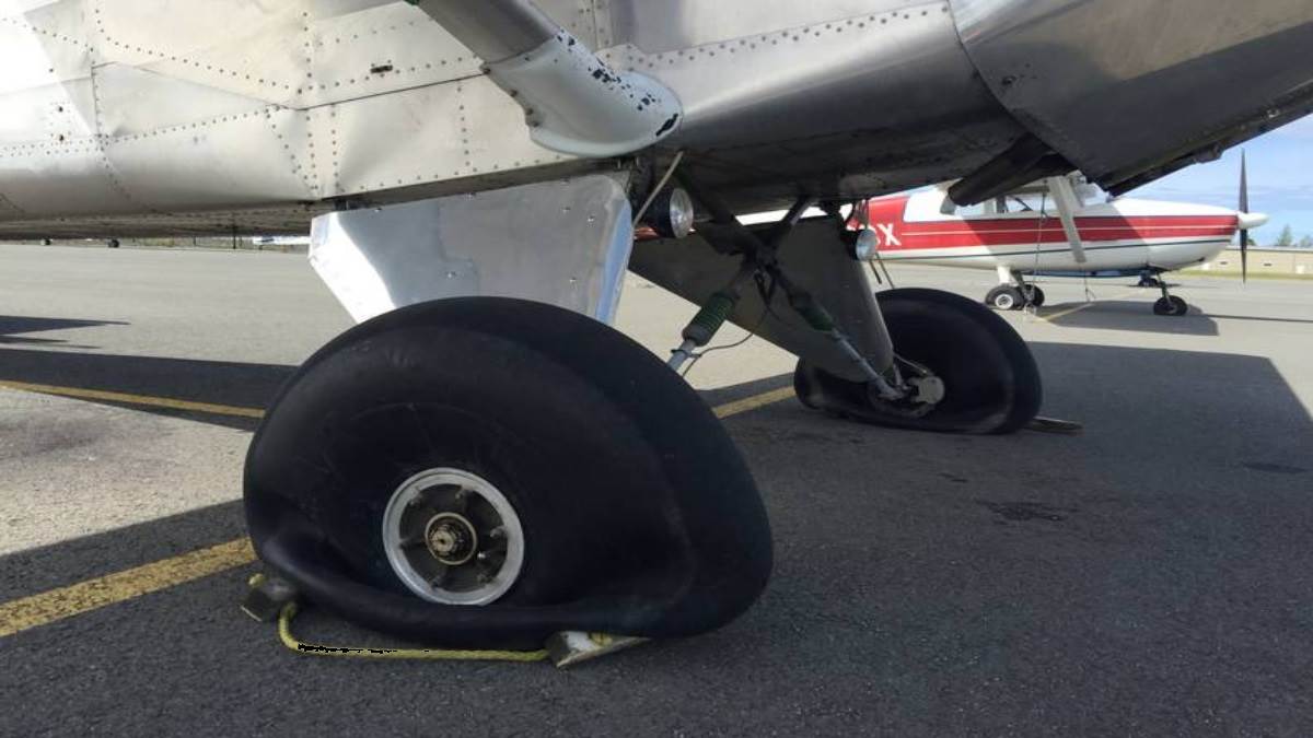 https://www.jagranimages.com/images/newimg/29062022/29_06_2022-plan_with_flat_tyre_22847093.jpg