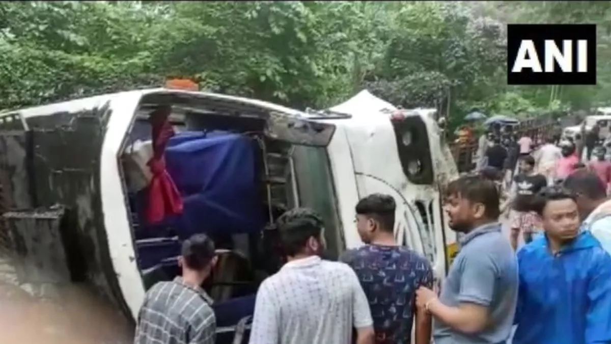 Sikkim, Gangtok Accident: आपलोग सीट पकड़ कर नीचे झुक जाओ... और धड़ाम से बस पलटी... बस में बैठी छात्रा ने बताई आपबीती