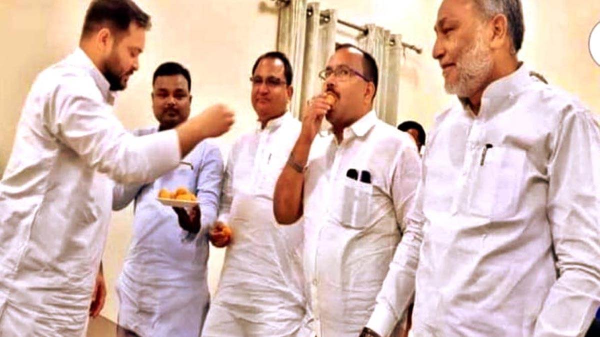 https://www.jagranimages.com/images/newimg/29062022/29_06_2022-tejashwi_with_mlas_22847107_15578589.jpg