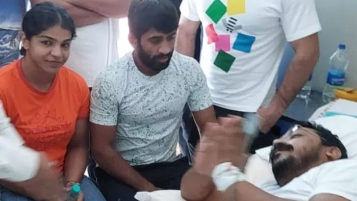 चंद्रशेखर से मिलने पहुंचे पहलवान बजरंग पूनिया व साक्षी मलिक, बोले- सच की लड़ाई लड़ने वालों पर हो रहे हमले