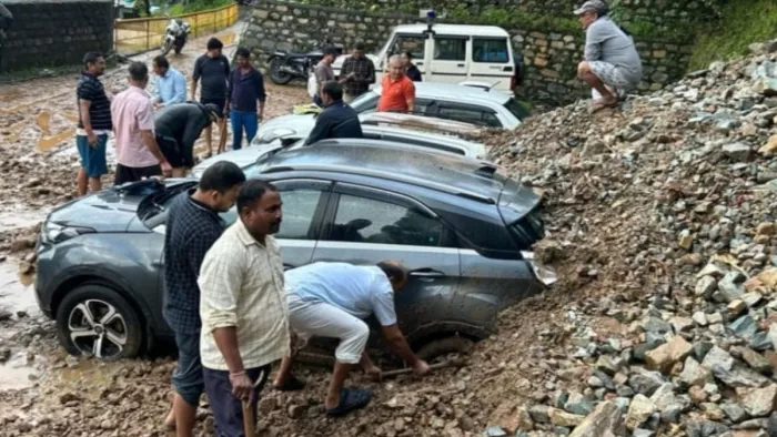 चमोली में आफत बनकर बरस रही बारिश, पार्किंग के ऊपर गिरा दीवार का मलबा; गाड़ियां दबी