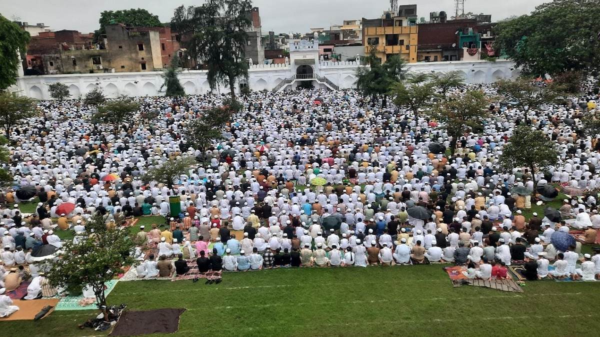 https://www.jagranimages.com/images/newimg/29062023/29_06_2023-namaz_in_meerut_23455492.jpg