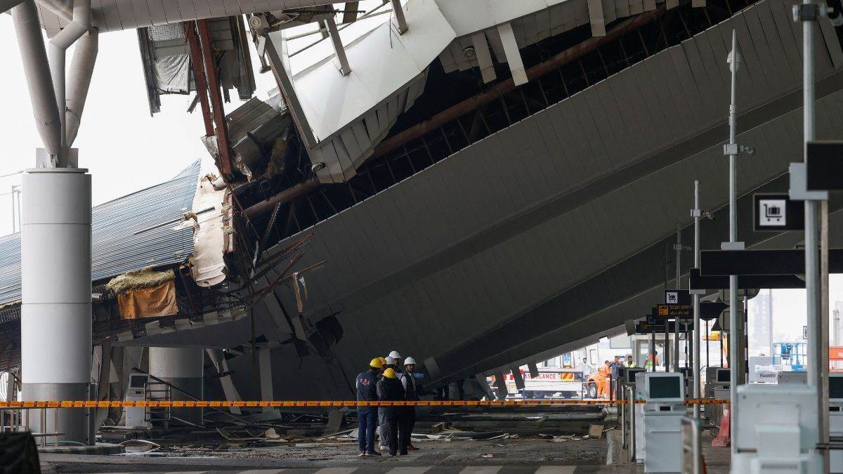 https://www.jagranimages.com/images/newimg/29062024/29_06_2024-delhi_roof_collapse_23748669.jpg