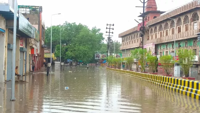 Mathura News: मथुरा में बारिश के बाद सड़कों का हाल। जागरण।