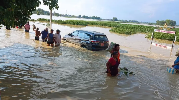 सीतमामढ़ी में झीम नदी के रौद्र रूप ने लाई आफत। (जागरण फोटो)