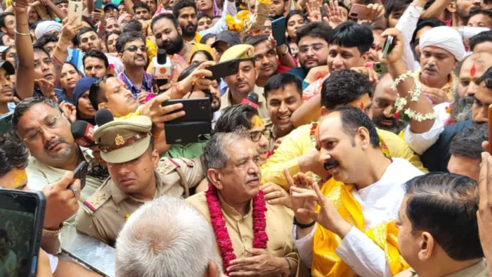Mathura News: बरसाना मंदिर में पहुंचे कथावाचक प्रदीप मिश्रा।