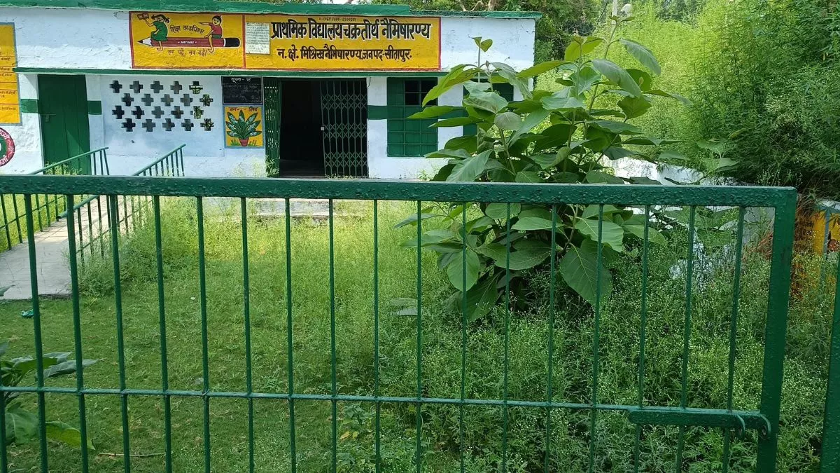 यूपी के स्कूलों का हाल, कहीं नहीं पहुंचे बच्चे तो कहीं लटका मिला ताला; पूछने पर बुरी तरह भड़क गए प्रधानाध्यापक