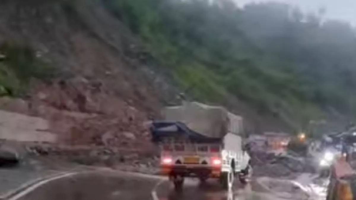भूस्खलन से तबाही के बाद चंडीगढ़-शिमला फोरलेन बहाल, 40 अधिक सड़कें अभी ठप; 400 ट्रांसफार्मर भी बंद