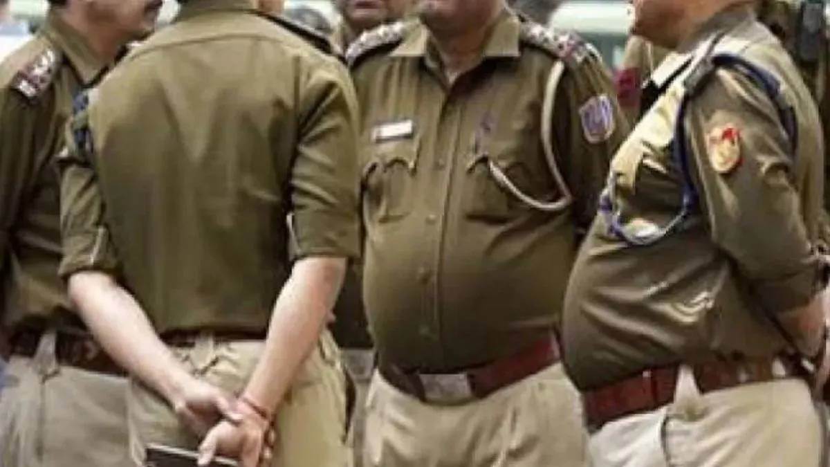 ludhiana news fake policeman kept duping the businessman using arrest warrant