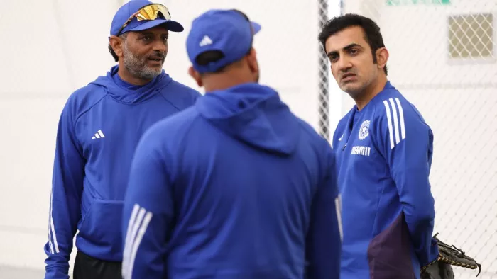 कोचिंग स्टाप से बात करते गौतम गंभीर। फोटो- BCCI
