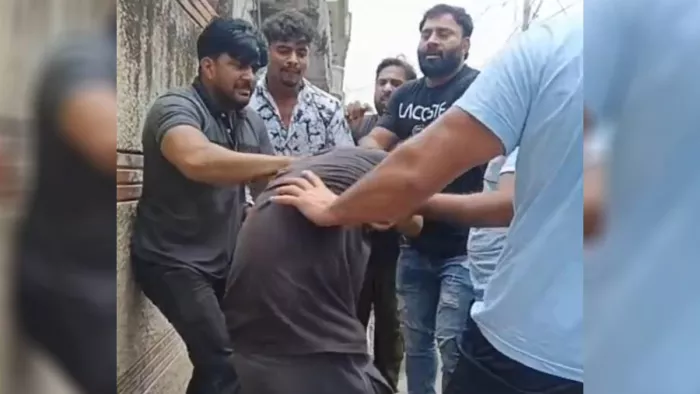 जगदीश और उसकी बहन से मारपीट करते आरोपित।