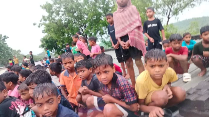 162 छात्रों ने विद्यालय के छत पर चढ़कर जान बचाई। (फोटो जागरण)