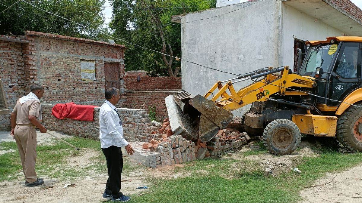 https://www.jagranimages.com/images/newimg/29062025/29_06_2025-mathura_bulldozer_actions_23970606.jpg