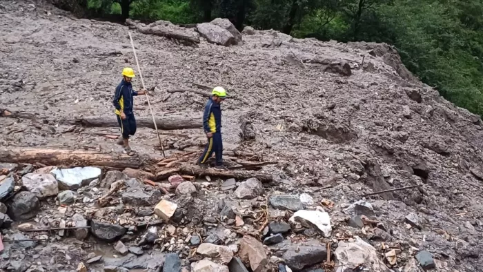 बड़कोट तहसील के सिलाई बैंड के पास बादल फटने से लापता मजदूरों की तलाश को सर्च ऑपरेशन चलाते एसडीआरएफ जवान।