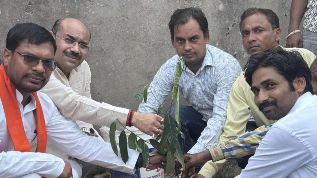 UP News: इटावा में भाजपा नेताओं ने सुनी पीएम मोदी की 'Mann Ki Baat', पौधरोपण भी किया