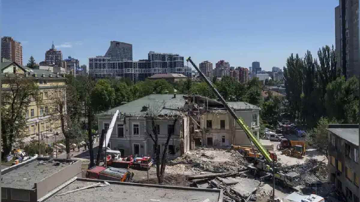 ukraine war russia strategy to seize pokrovsk by deploying over 1 lakh army impact on important supply routes