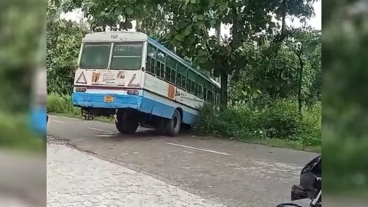 यमुनानगर में टला बड़ा हादसा, बाल बाल बचे यात्री; ड्राइवर की लापरवाही से सड़क किनारे उतरी रोडवेज बस