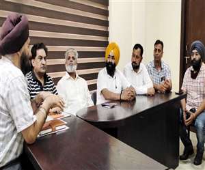 विरेन्द्रजीत सिंह ने पार्टी नेताओं के साथ बैठक में जिले में आयोजित की जाने वाली गतिविधियों पर चर्चा की।