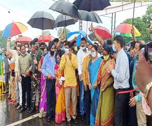 चाईबासा में रेलवे ओवर ब्रिज का उद्घाटन करते मुख्यमंत्री हेमंत सोरेन।