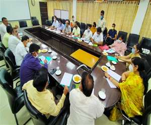 डिप्टी मेयर पूर्णिमा शर्मा हाॅउसिंग फॉर आल और स्किल अपग्रेडेशन एंड सेल्फ इंप्लायमेंट स्टेंडिंग कमेटी की बैठक लेते हुए।