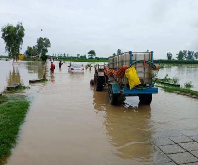 यमुना से सटे गांवों में बाढ़ का खौफ, करनाल को यूपी से जोड़ने वाला पुल पानी में समाया - Fear of flood in villages adjacent to Yamuna river bridge connecting Karnal to