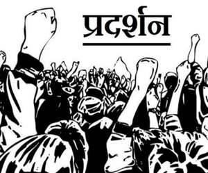 दुकानों का निमार्ण करने से नाराज स्थानीय लोगों ने वीरवार को आरएसपुरा-सुचेतगढ़ मार्ग पर धरना प्रदर्शन कर रोष जताया।