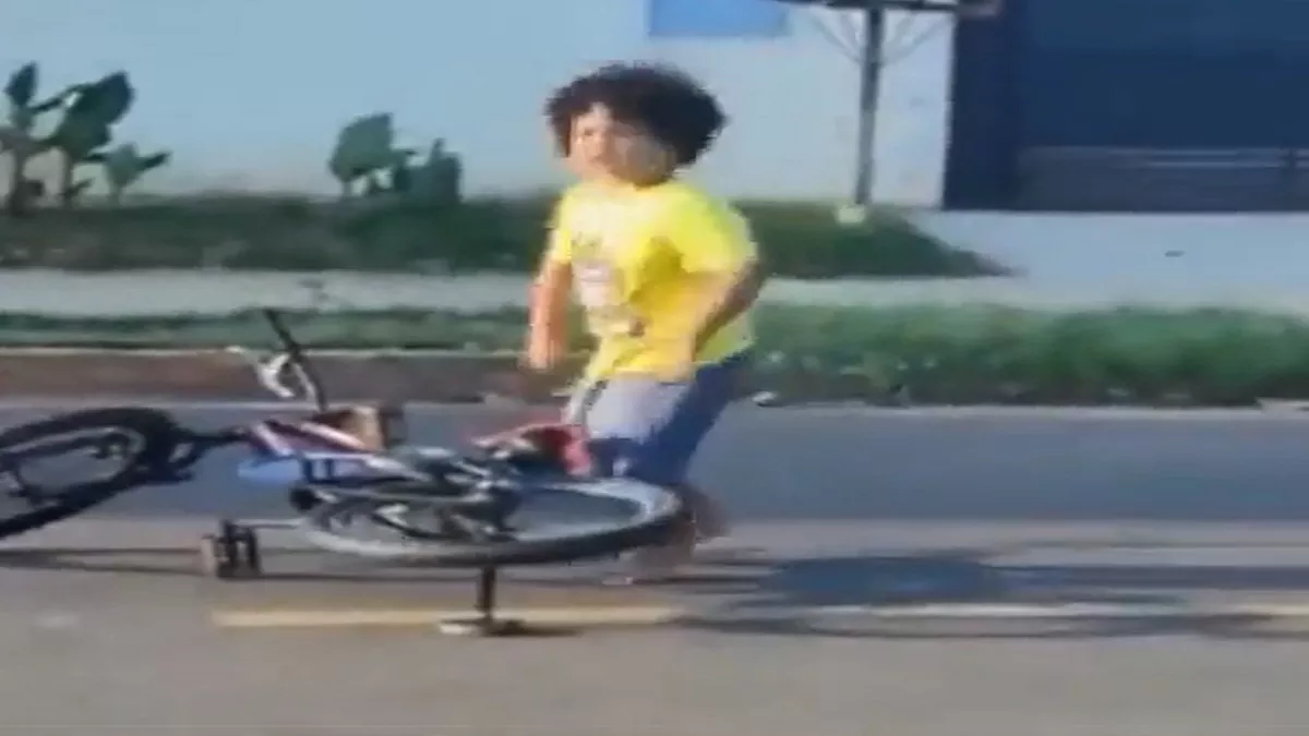 Funny Video: साइकिल चलाते हुए नीचे गिरा छोटा लड़का, उठते ही किया यह काम,  वीडियो देख नहीं रोक पाएंगे अपनी हंसी - Little boy fell down while riding a  bicycle did this