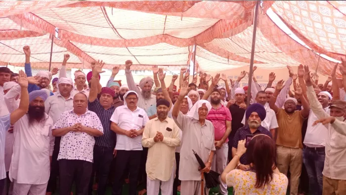 वक्फ बोर्ड को जमीन दिए जाने के विरोध में ग्रामीण। जागरण