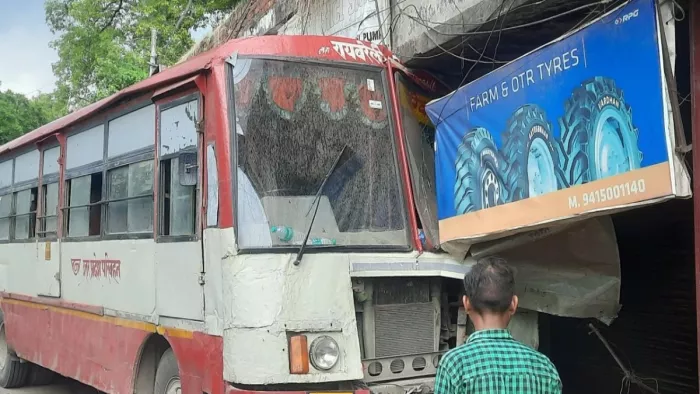 कैसरबाग में रोडवेज बस अनियंत्रित होकर दुकान में घुसी।