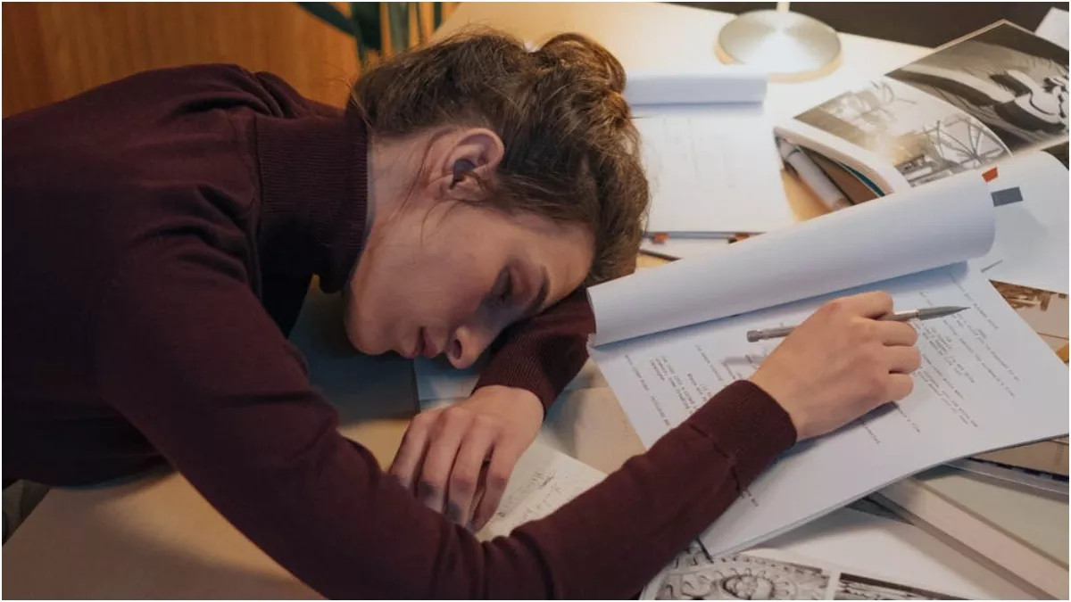 Hypertension & Nap: दिन में झपकी लेना पड़ सकता है भारी, बढ़ता है हाइपरटेंशन का ख़तरा
