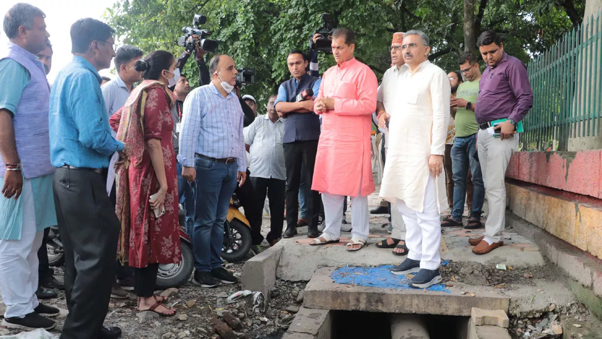 देहरादून: स्मार्ट सिटी के कार्यों में लापरवाही पर बिफरे मंत्री, लापरवाह  अधिकारियों और ठेकेदार पर कार्रवाई के दिए निर्देश - Urban Development  Minister ...