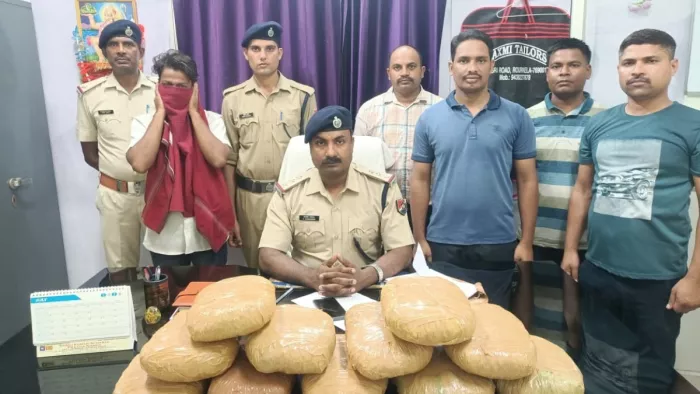गांजा के साथ पकड़े गए आरोपित की जानकारी देते आरपीएफ अधिकारी
