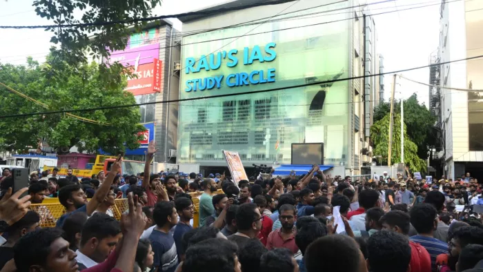 ओल्ड राजेंद्र नगर में कोचिंग सेंटर के बाहर प्रदर्शन करते छात्र-छात्राएं। फाइल फोटो- चंद्र प्रकाश मिश्र