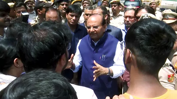 प्रदर्शन कर रहे छात्रों से एलजी ने की मुलाकात।