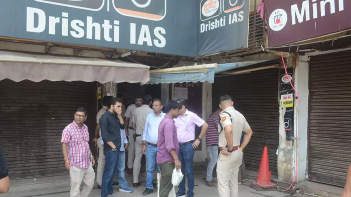 वर्धमान मॉल के बेसमेंट के कोचिंग सेंटर को सील करने पहुंची नगर निगम की टीम। फोटो- हरीश कुमार