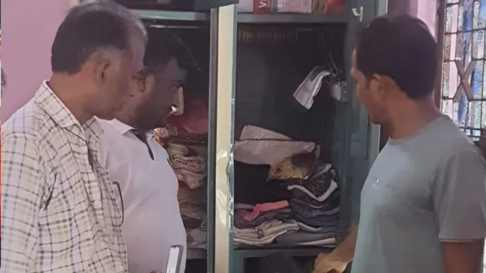 हापुड़ में अधिवक्ता के घर लाखों की चोरी हुई। जागरण फोटो