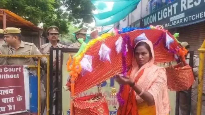 Agra News: कांवड़ लेकर ताजमहल के पास पहुंची महिला मीरा राठौर।