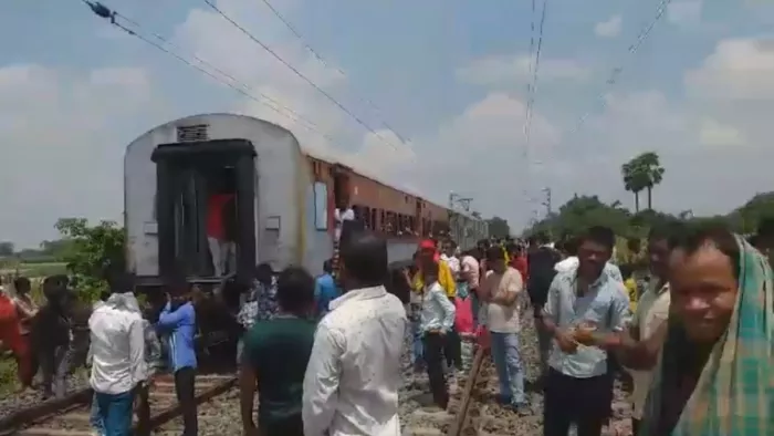 दरभंगा से नई दिल्ली जा रही ट्रेन दो हिस्सों में बंटी