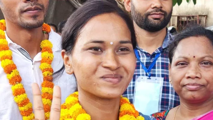 झारखंड कांग्रेस के कार्यकारी अध्यक्ष बंधु तिर्की बेटी के बचाव में आए।