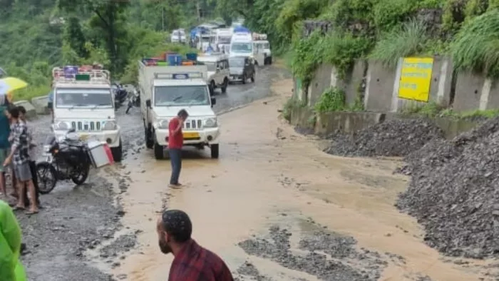 कालसी चकराता मोटर मार्ग पर असनाड़ी के पास आया मलबा हटाती जेसीबी। जागरण