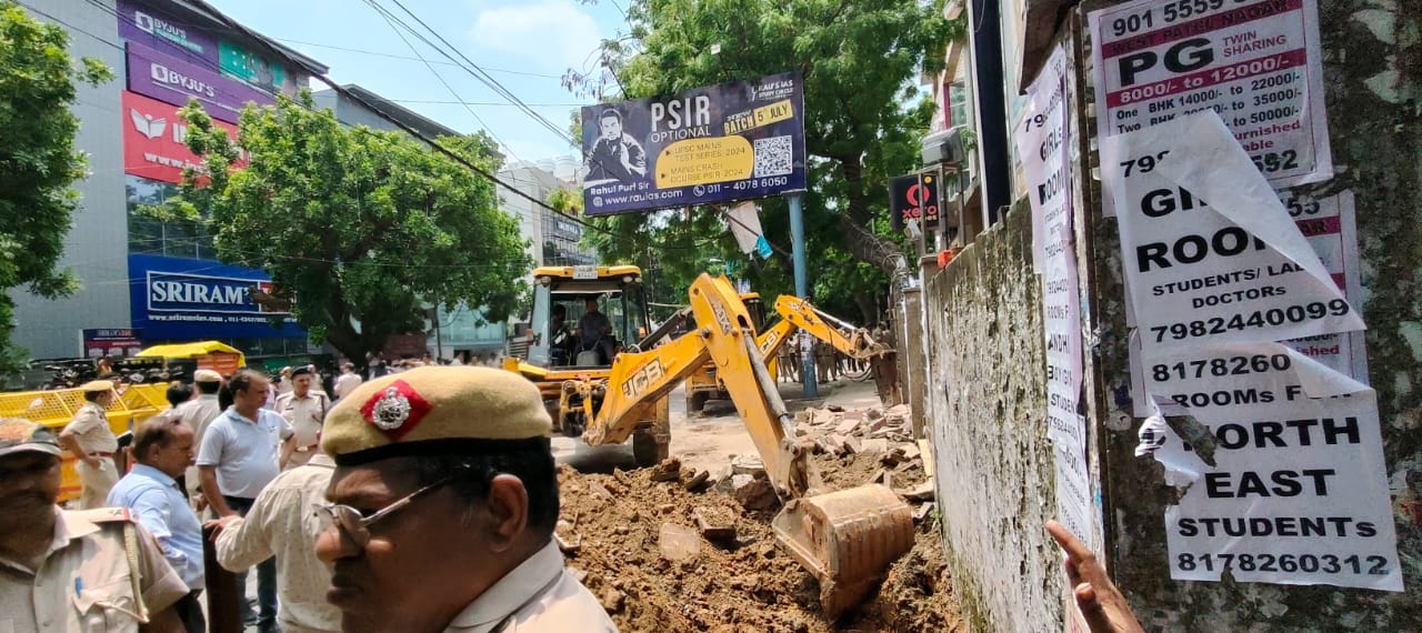 Delhi Coaching Center Incident: कोचिंग सेंटर हादसे में मौके पर बुलडोजरएक्शन; जेई बर्खास्त और एई को किया निलंबित