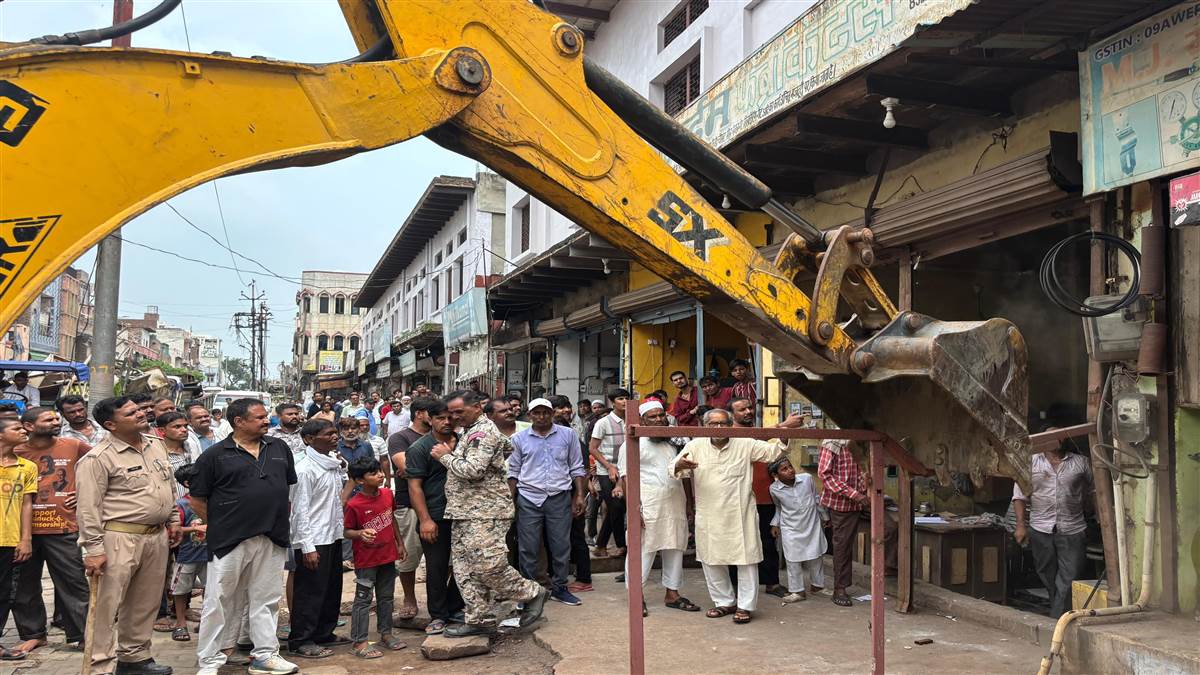 bulldozer action mahabali roared against encroachment goods confiscated in mathura