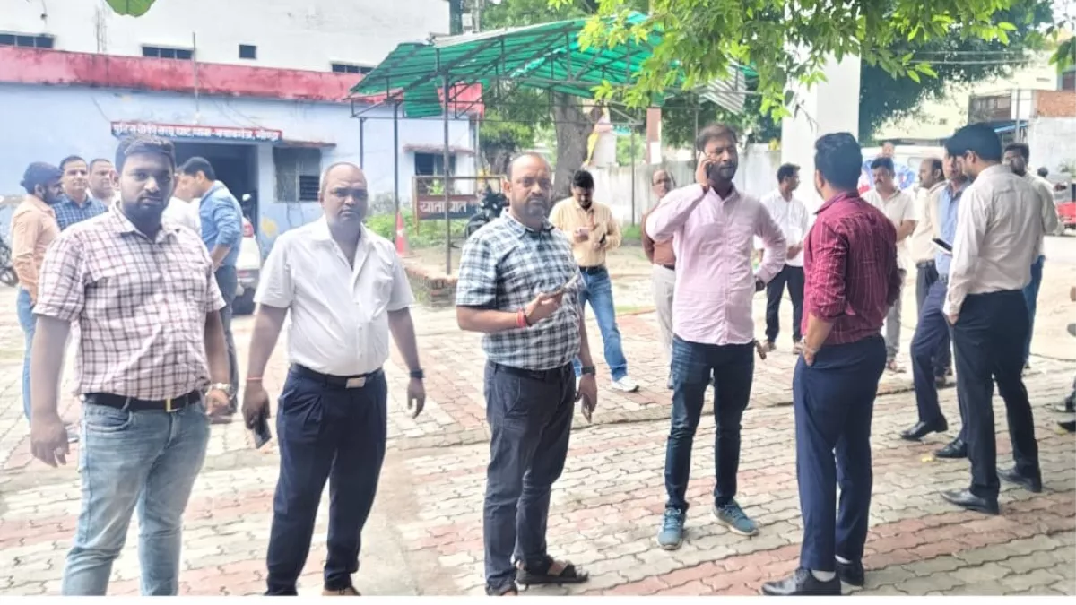 Gonda News: ग्रामीण बैंक के लॉ ऑफिसर से लूट, चलती कार से धक्का देकर फरार हो गए बदमाश